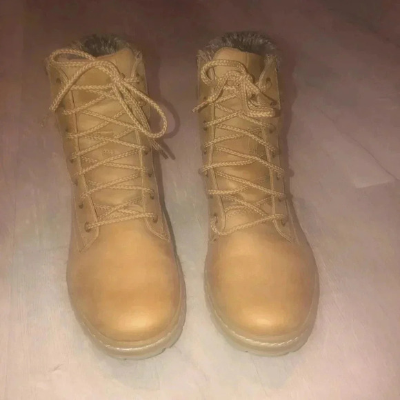 Cliffs by white mountain - Picture 2 of 6